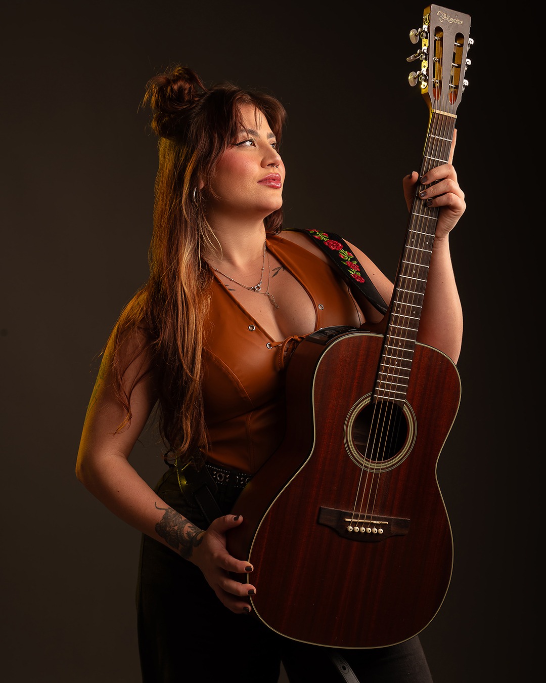 Bruna Pires com seu violão