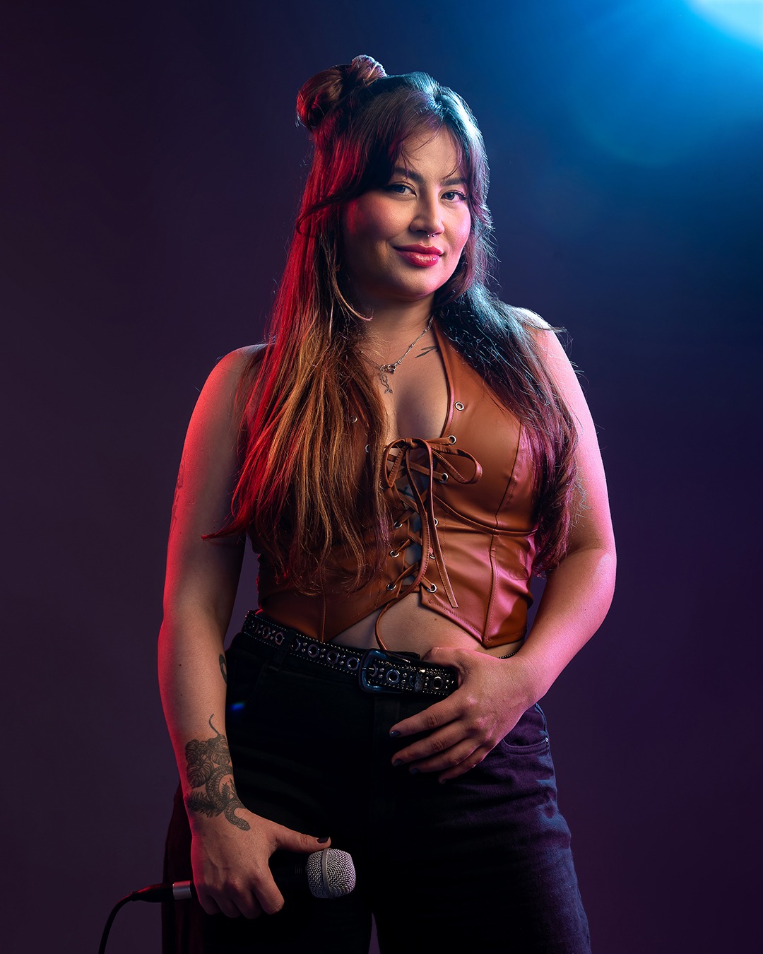 Bruna Pires com microfone sob luzes de palco