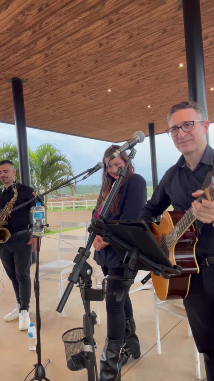 Bruna Pires com violão e sax em apresentação ao vivo